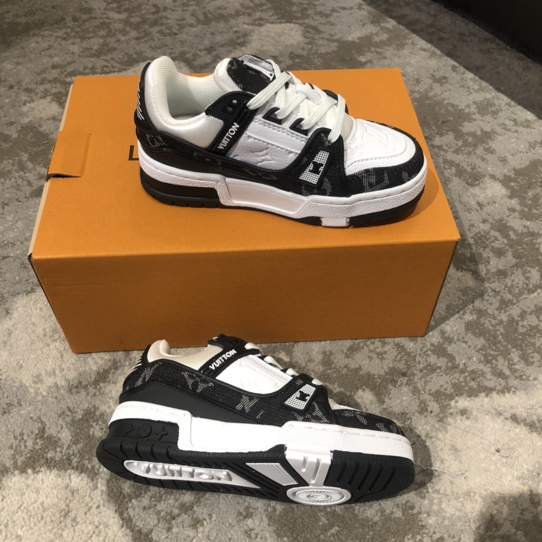 Children's shoes child